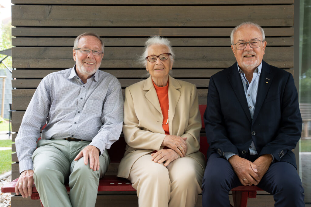 Gruppenfoto der Stiftungsmitglieder.