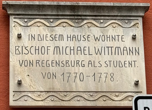 Bild einer Steintafel am Geburtshaus von Bischof Michael Wittmann.